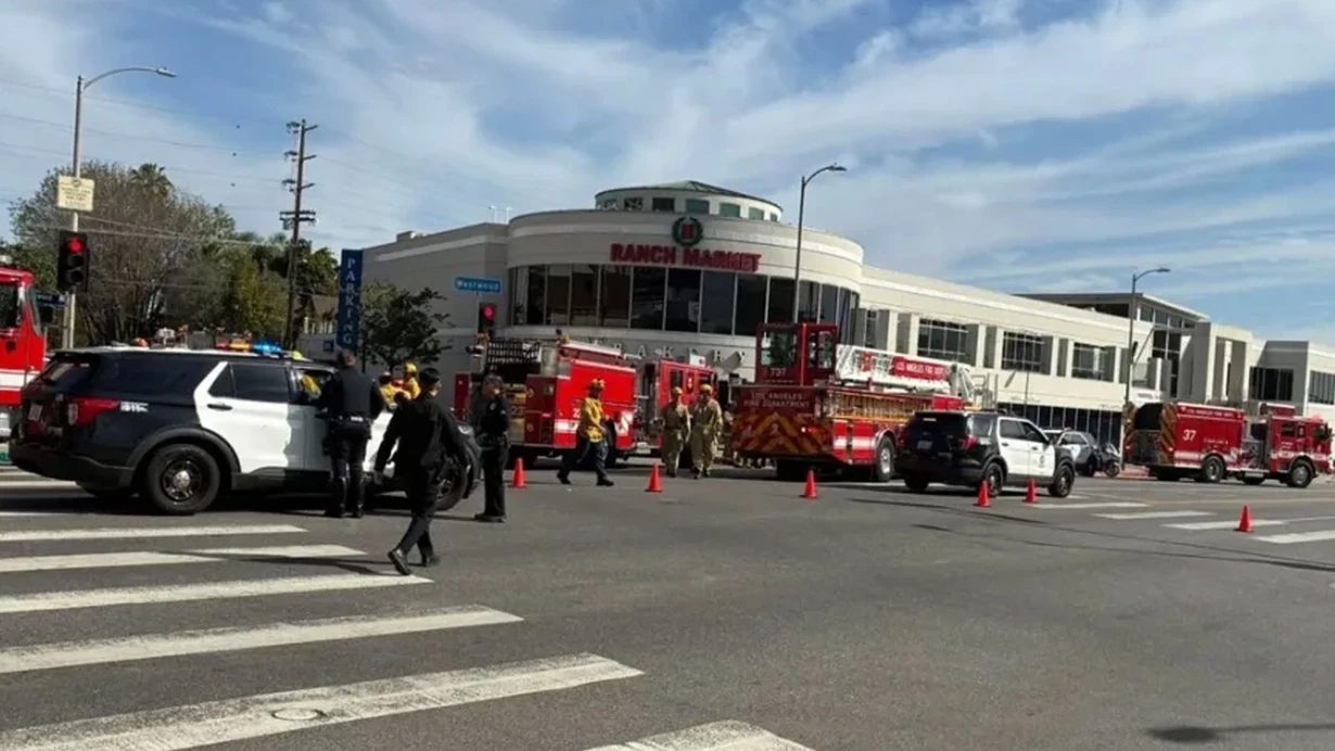 Avtomobil marketə girdi - Ölən və yaralananlar var