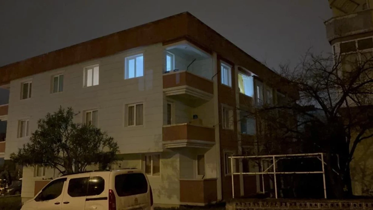 Bacısını və bacısı oğlunu bıçaqlayan dayı özünü binadan atdı&nbsp;