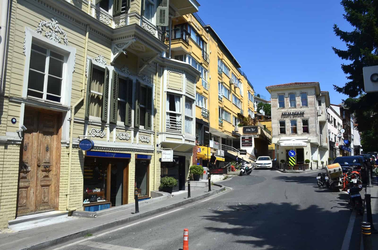 Maşını saxlayıb yolun ortasında oynadı:&nbsp;Dəlixanaya yerləşdirildi - FOTO