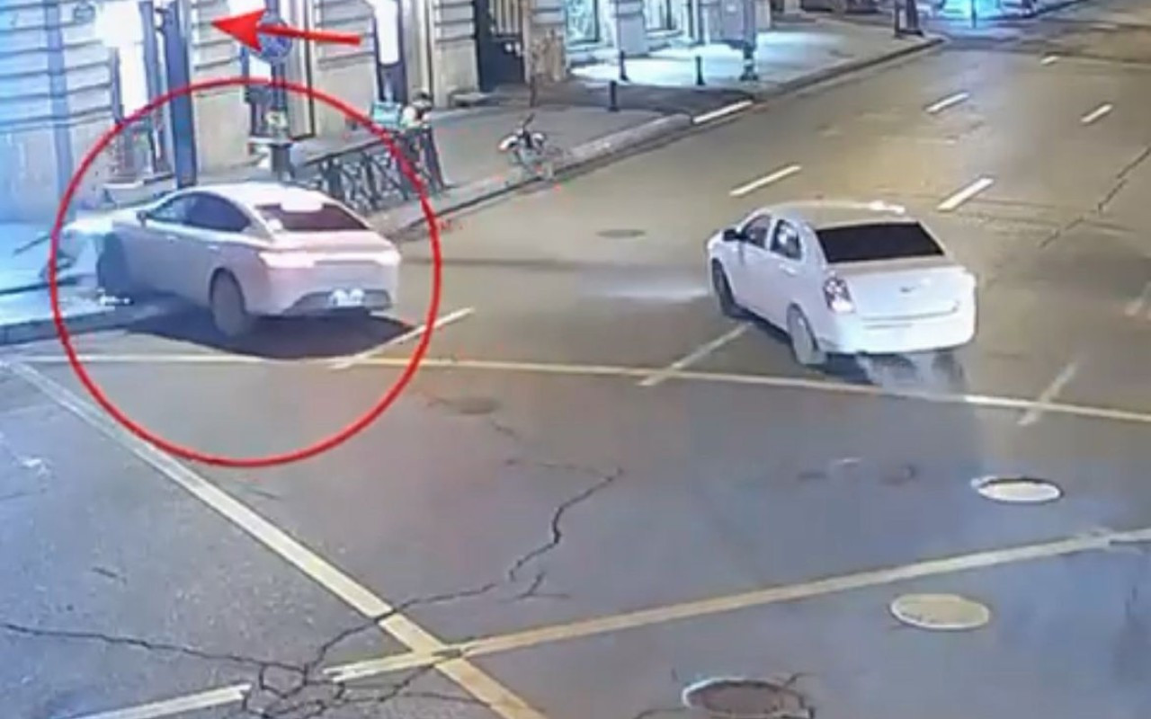 Bakıda avtomobil işıqfora çırpıldı - VİDEO