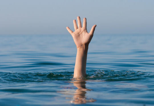 Ana oğlunu dənizə aparıb boğdu - Qandonduran hadisə