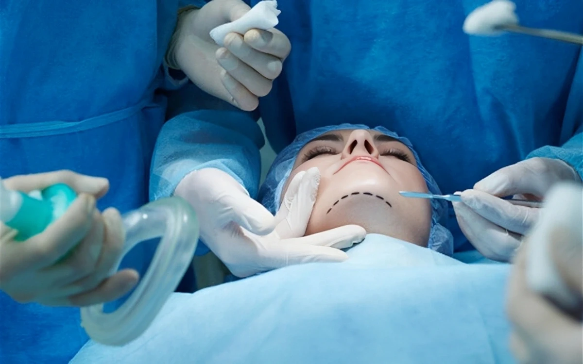 Qadının üzü tanınmaz hala düşdü - Bakıda estetik qalmaqal