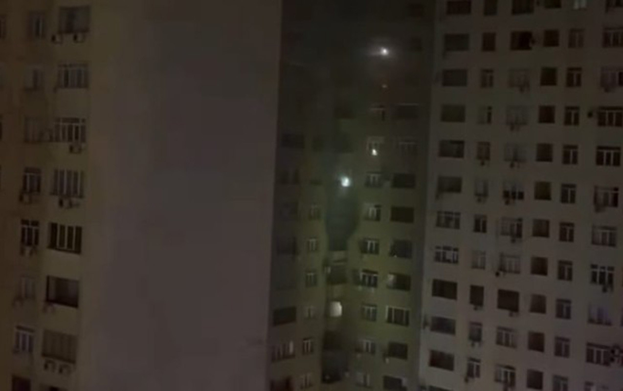 Bakıda çoxmərtəbəli bina yanır