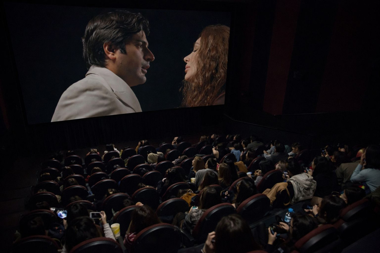 Bakıda gəncdən maraqlı addım – Film zamanı evlilik təklifi etdi