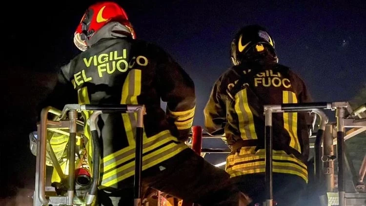 180 illik teatr alovlar içində qaldı - Dəhşətli yanğın