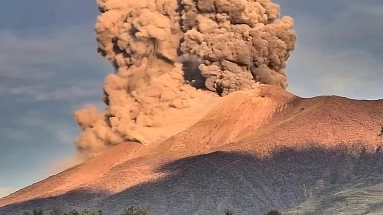 Kanlaon vulkanında güclü partlayış - VİDEO