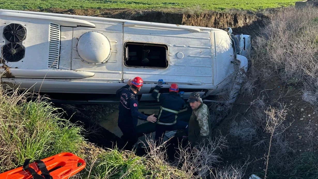 Mikroavtobus dərəyə aşdı - Yaralılar var