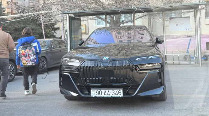 “BMW”ni avtobus dayanacağının içində park edən sürücü - 90-AA-346 