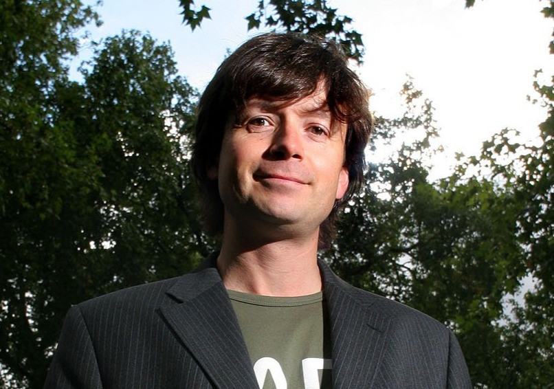 Məşhur milyarder binadan yıxılaraq öldü