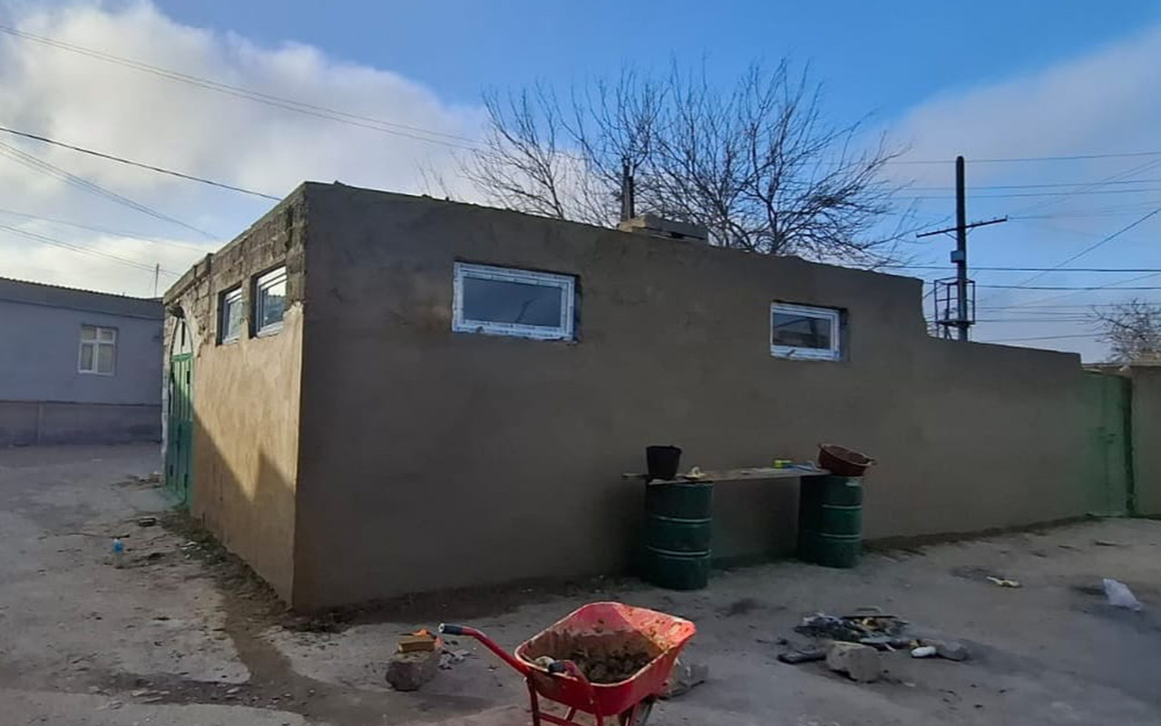 Tarixi məscidin divarlarına suvaq vurdular - FOTOLAR