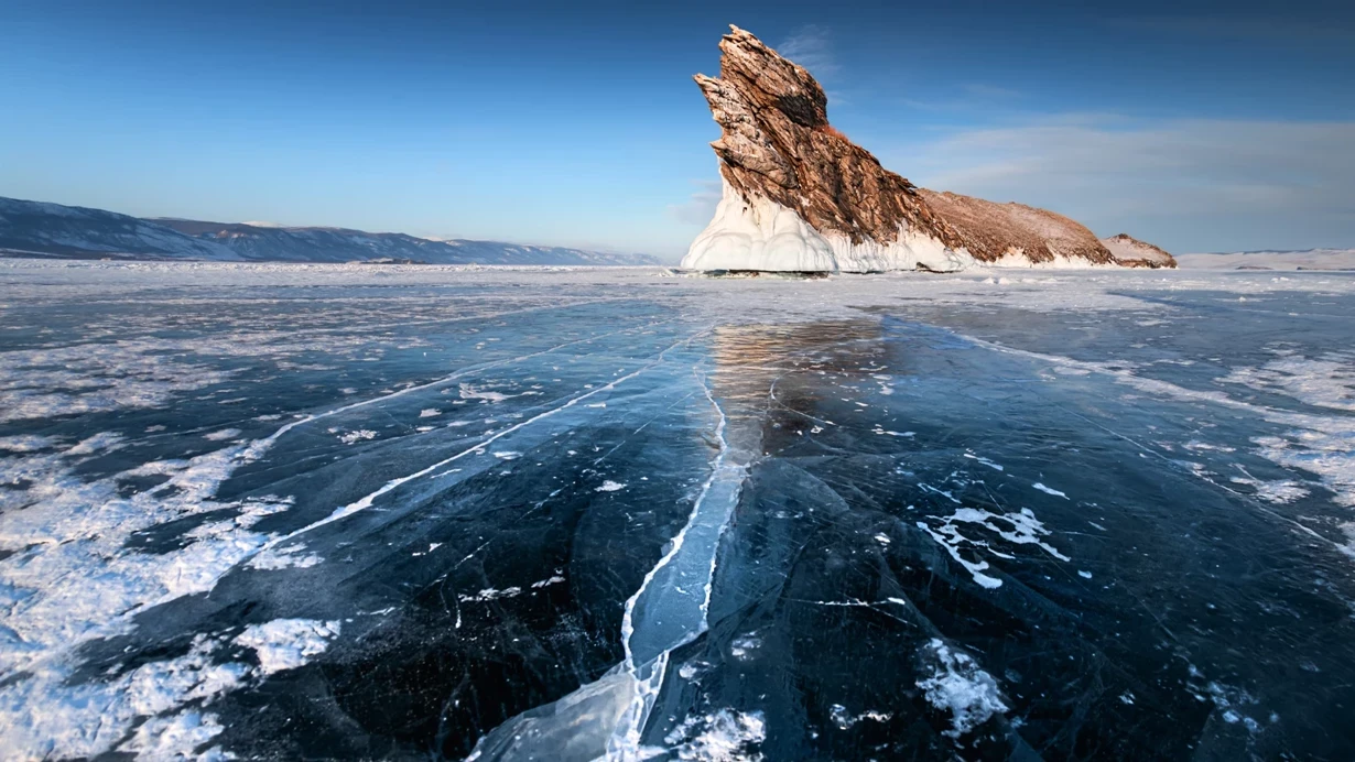 Dünyanın ən dərin gölündə tur avtobusu batdı