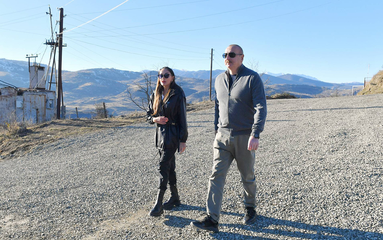 İlham Əliyev ailəsi ilə Xocalıya getdi&nbsp;