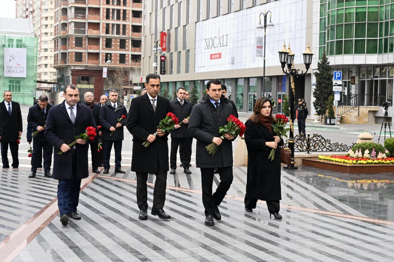 Mədəniyyət Nazirliyinin kollektivi Xocalı soyqırımı abidəsini ziyarət edib - FOTOLAR