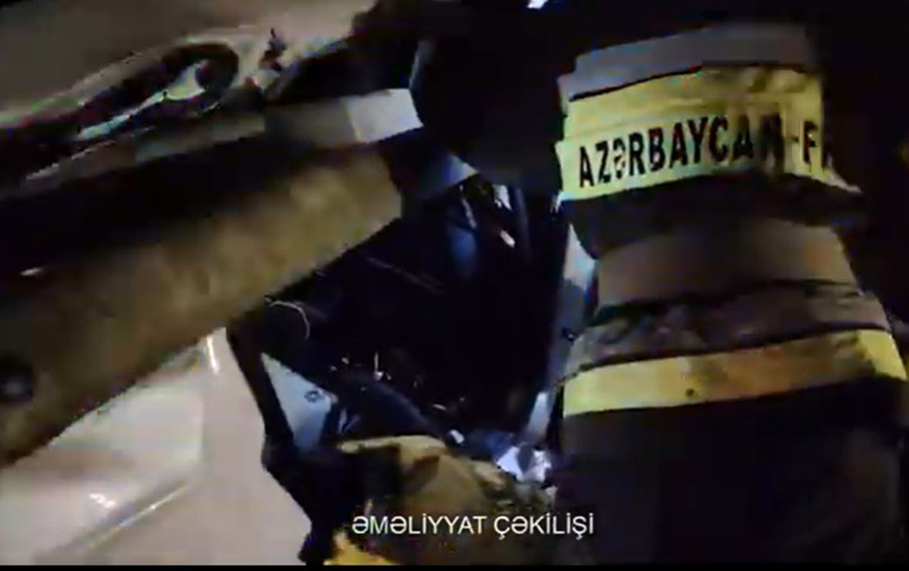 Maşında sıxılı vəziyyətdə qalan şəxs belə xilas edildi - VİDEO - YENİLƏNİB