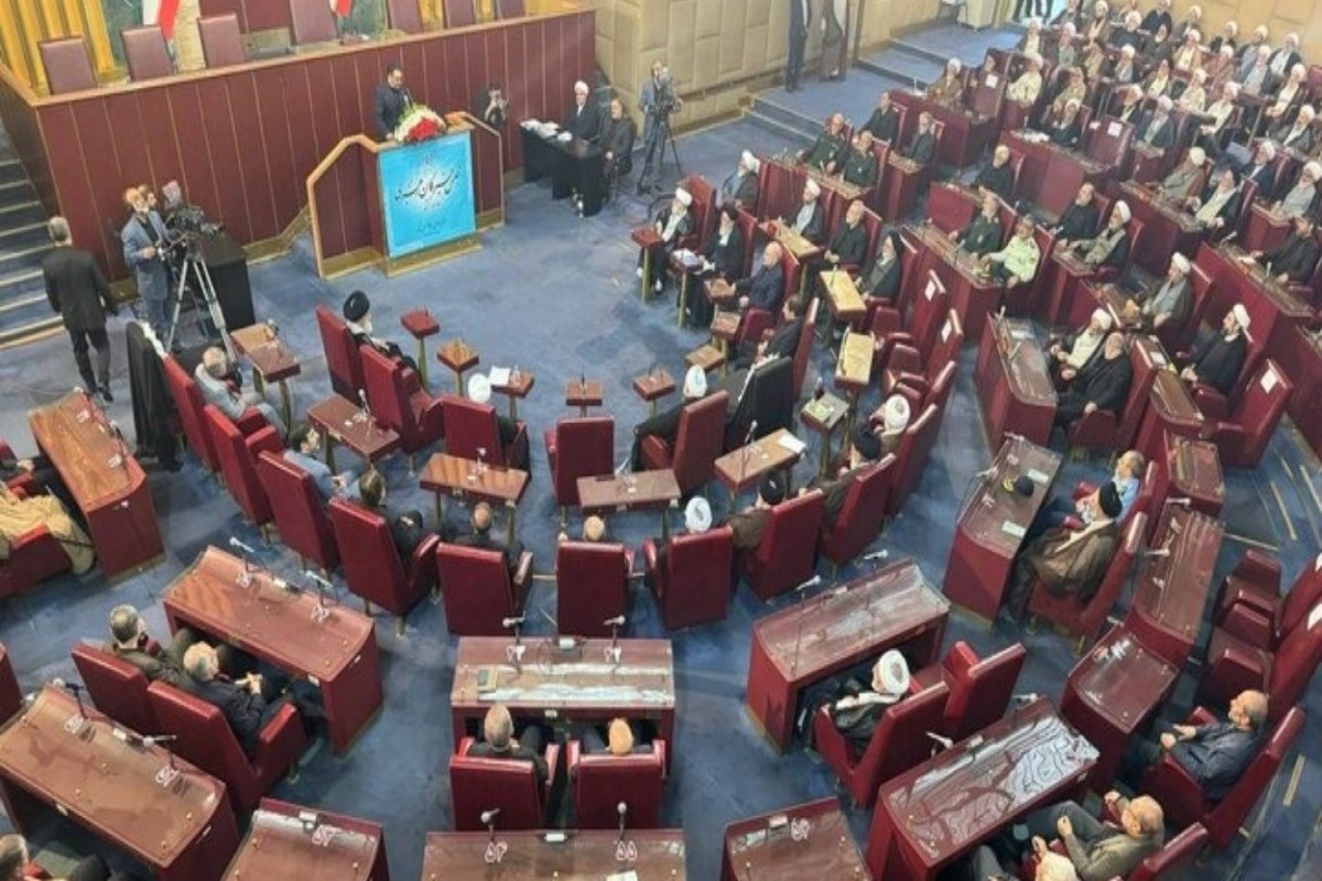 Ali lideri seçən Şuranın binası vuruldu