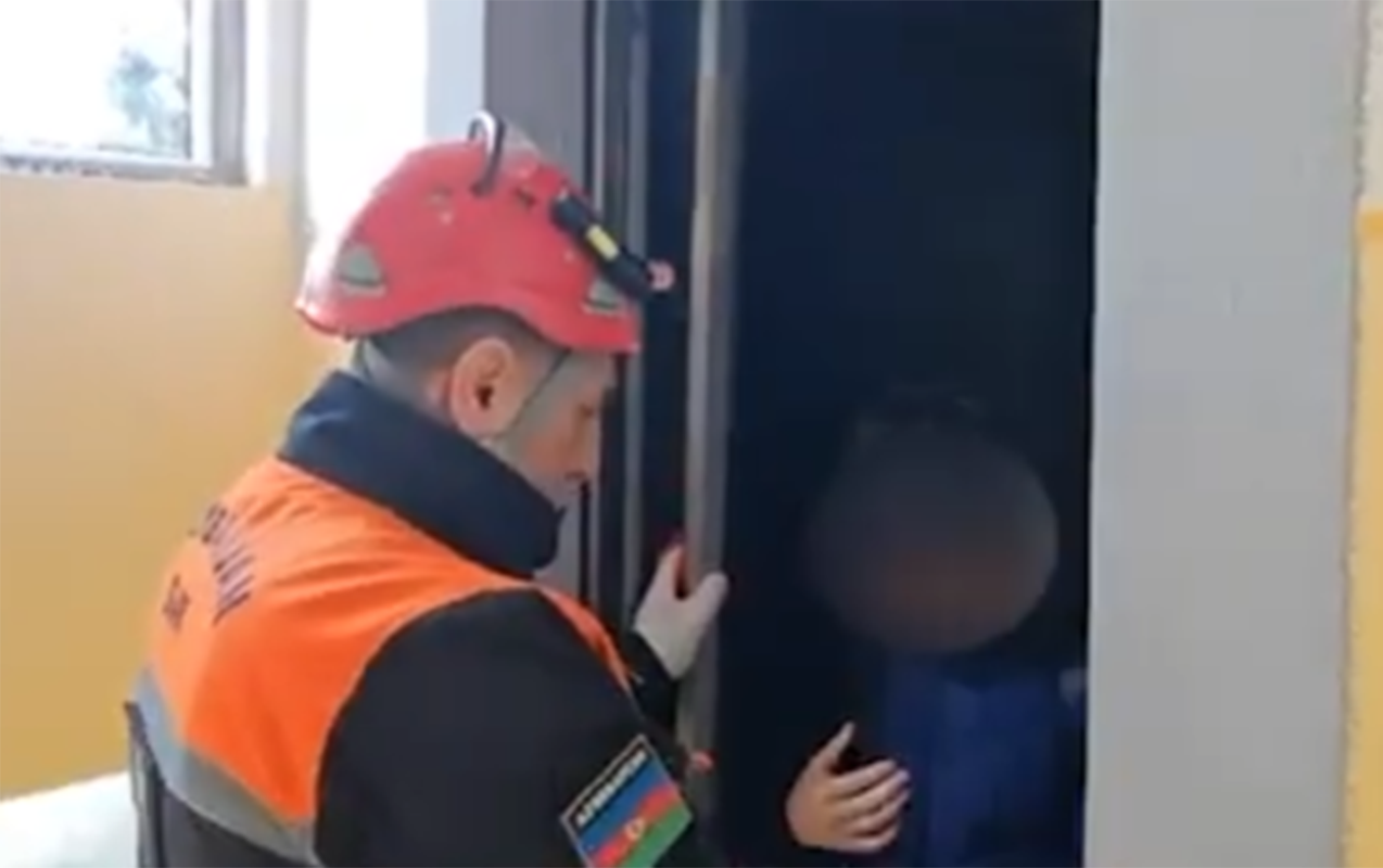 Liftdə qalan yeniyetmə xilas edildi - VİDEO