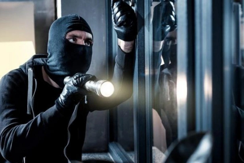 Bir gecədə 4 evdən oğurluq edən şəxs SAXLANILDI