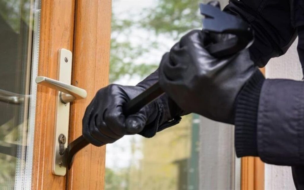 Qohumunun 28 min manatını oğurladı - Saxlanıldı