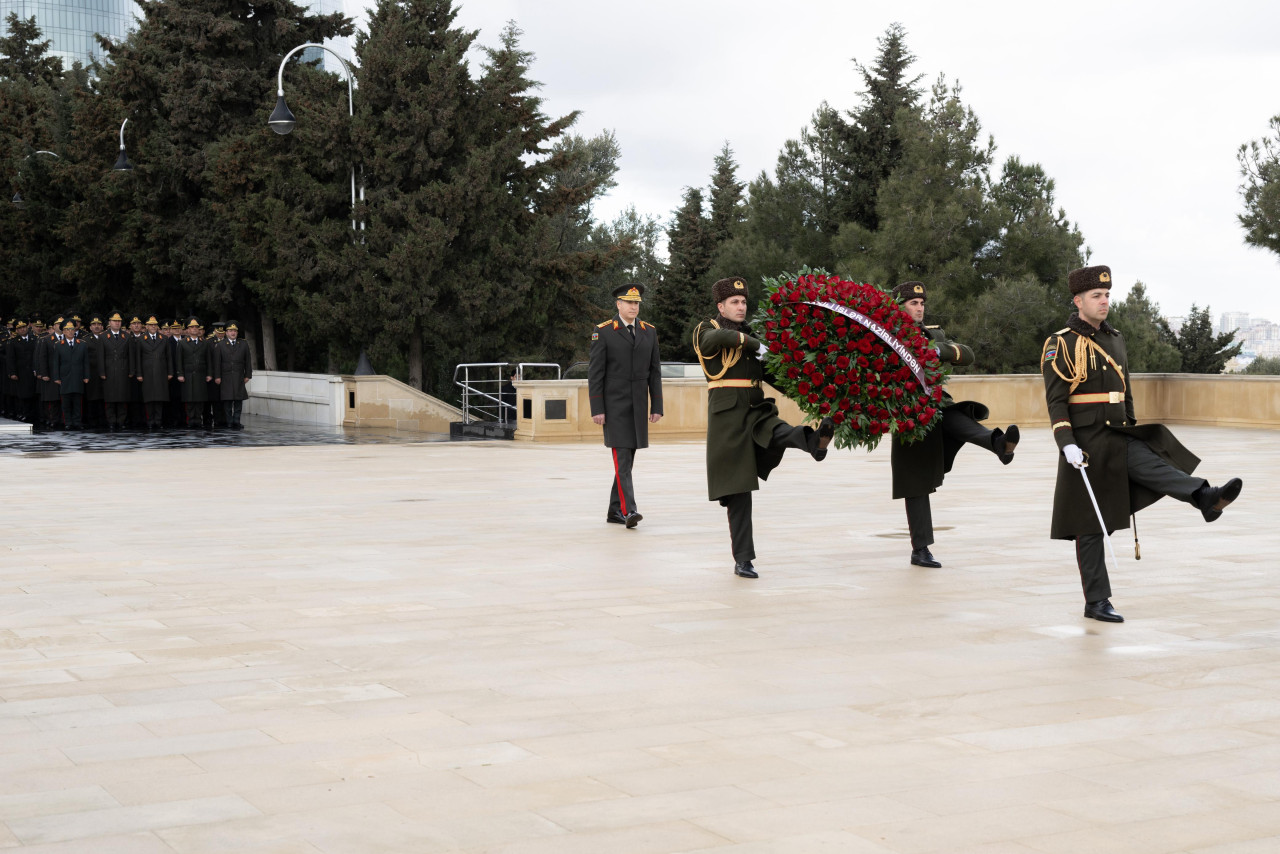 34 il sədaqətli xidmət nümunəsi