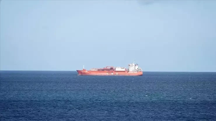 Hörmüz boğazında yük gəmisi mərmi ilə vurulub