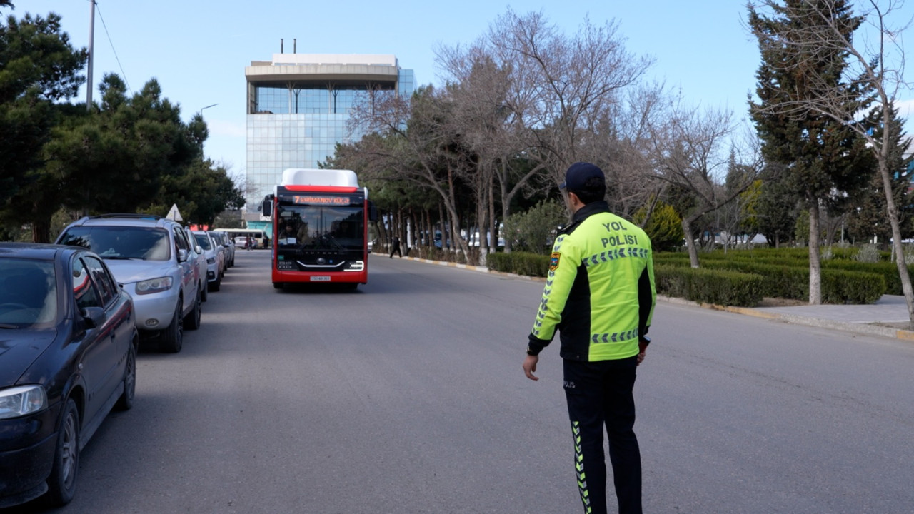 Polis qayda pozan avtobus sürücülərini şöbəyə dəvət etdi - FOTOLAR
