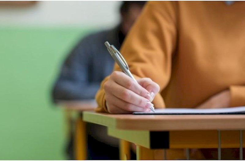 İmtahanda 4 nəfərdə mobil telefon aşkarlandı