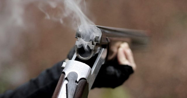 Sevgilisindən ayrılan qadın evinə tüfənglə hücum etdi - Film kimi hadisə