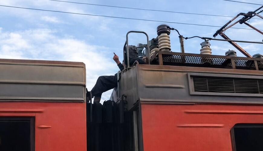 Qatarın damında DƏHŞƏT - Sərnişin diri-diri yandı / VİDEO