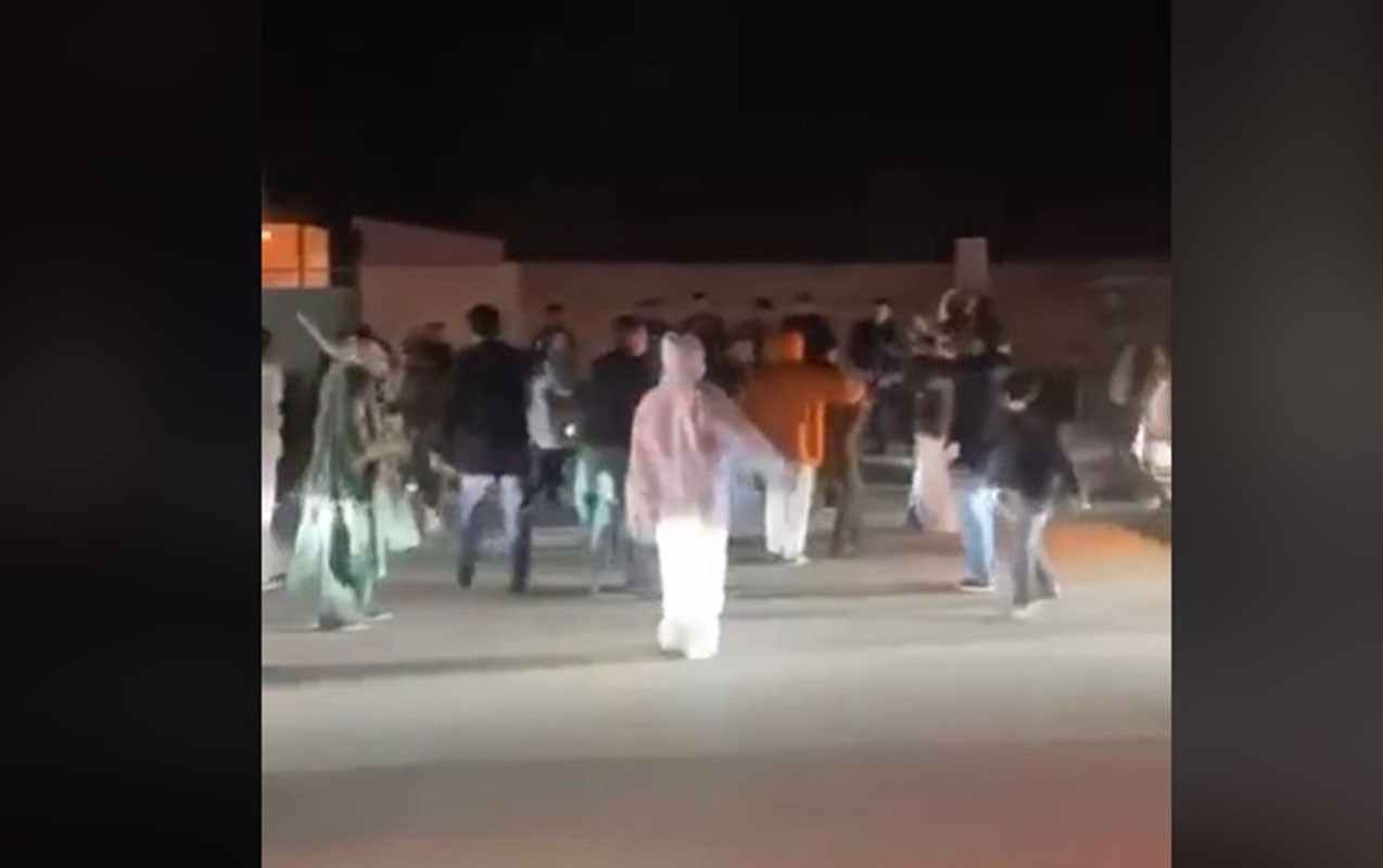 Qazaxdan qeyri-adi bayram görüntüləri - Yolu bağladılar/VİDEO