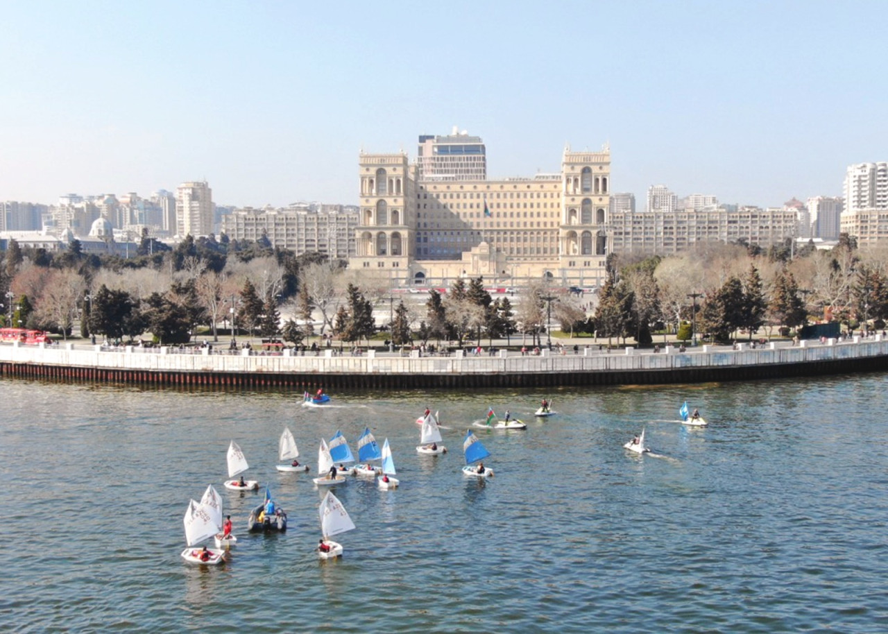 Paytaxtda Xəzərin suları avarçəkmə və yelkənli qayıqlarla bəzəndi&nbsp;