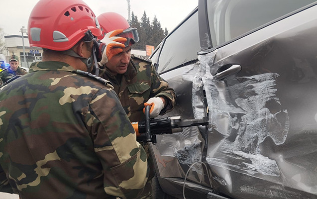 Maşında sıxılı vəziyyətdə qalan sərnişin belə xilas edildi - VİDEO