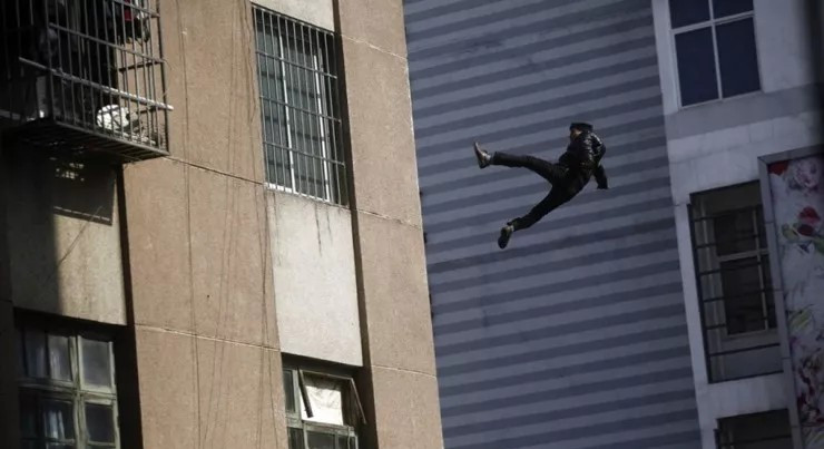 24 yaşlı gənc 20-ci mərtəbədən yıxılıb öldü