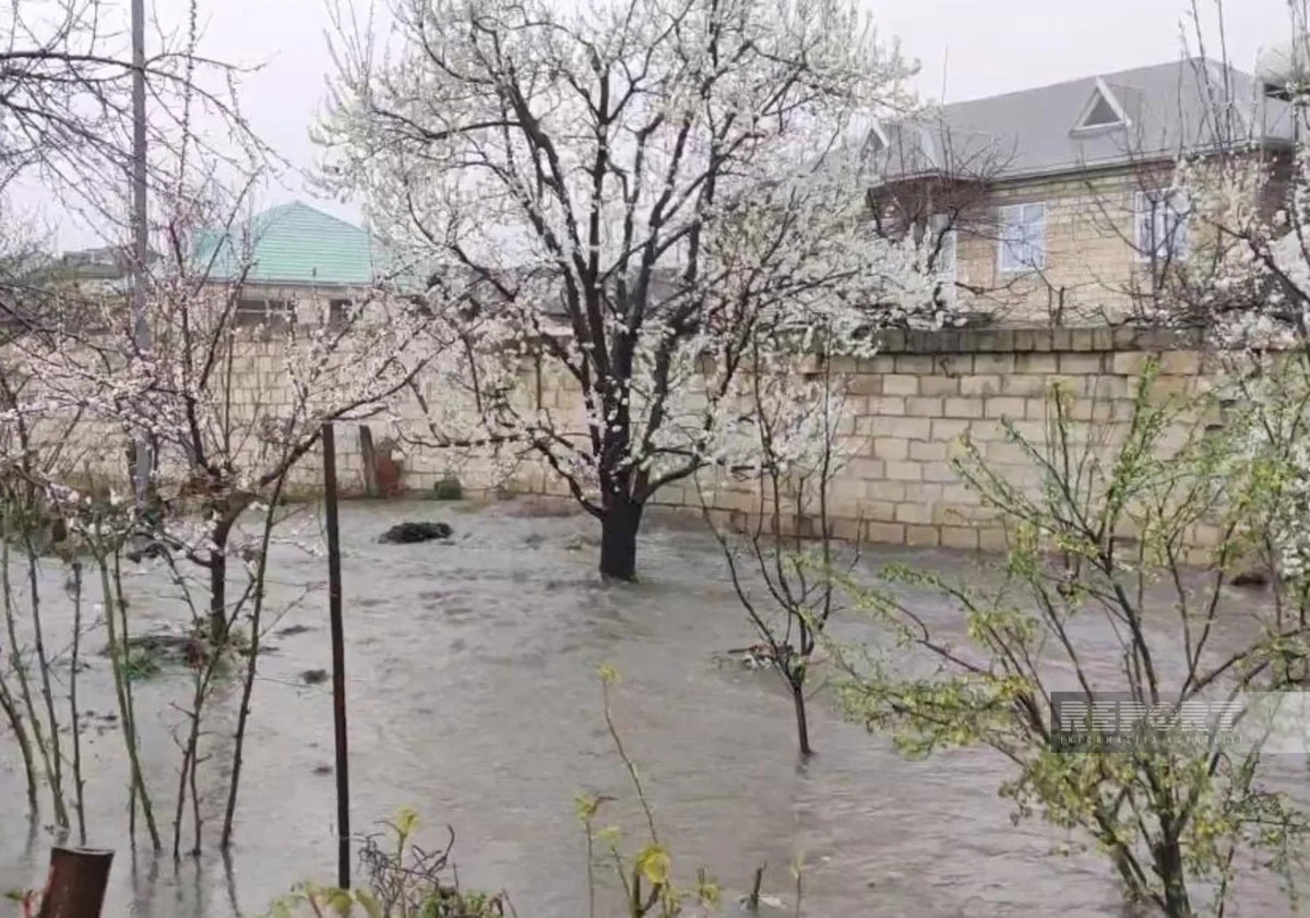 Qubada kanalizasiya borusu tutuldu - 10-a yaxın evi su basdı