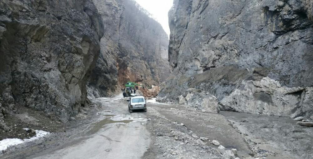 Bu yolda avtomobillərin hərəkəti bərpa olunub