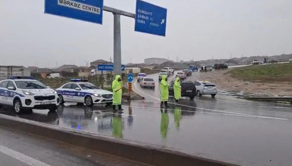 Yağıntının yollarda yaratdığı çətinliklər aradan qaldırılır - VİDEO