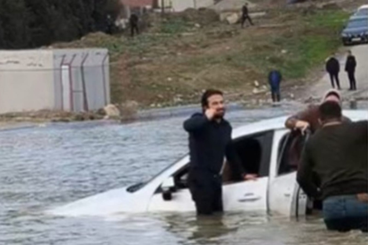 Bakı–Sumqayıt yolunda maşın gölməçəyə düşdü - FOTO/VİDEO