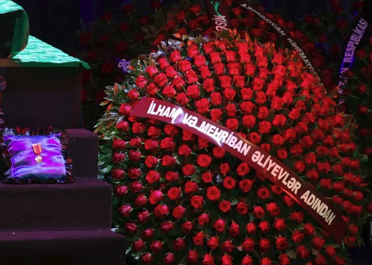 Prezidentlə xanımı vida mərasiminə əklil göndərdi