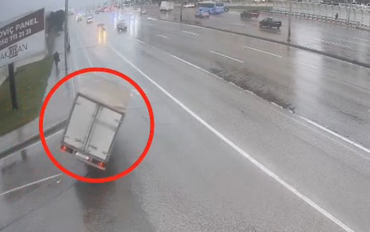 Yağışlı havada Bakıda yük maşını belə aşıb - VİDEO