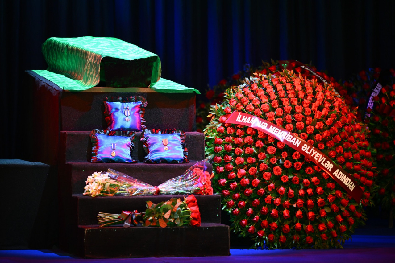 Prezidentlə xanımı vida mərasiminə əklil göndərdi