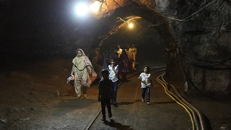 Pakistanda böyük çöküntü - Ölən və yaralananlar var