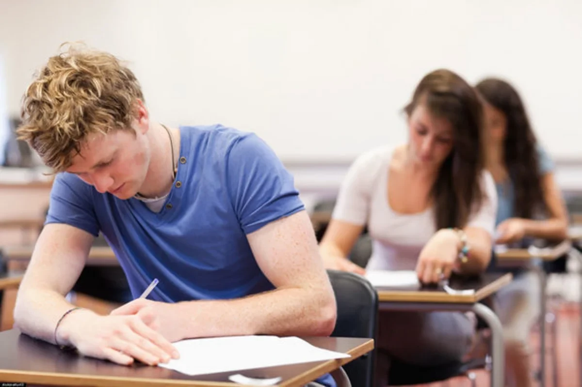 \"Dövlət sifarişi ilə oxuyan tələbələrdən ödəniş tələb edilə bilməz\" - RƏSMİ