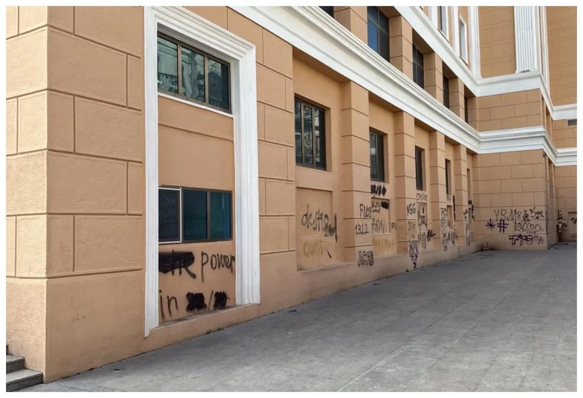 Nizami Kino Mərkəzinin divarına qraffiti çəkənlər saxlanıldı