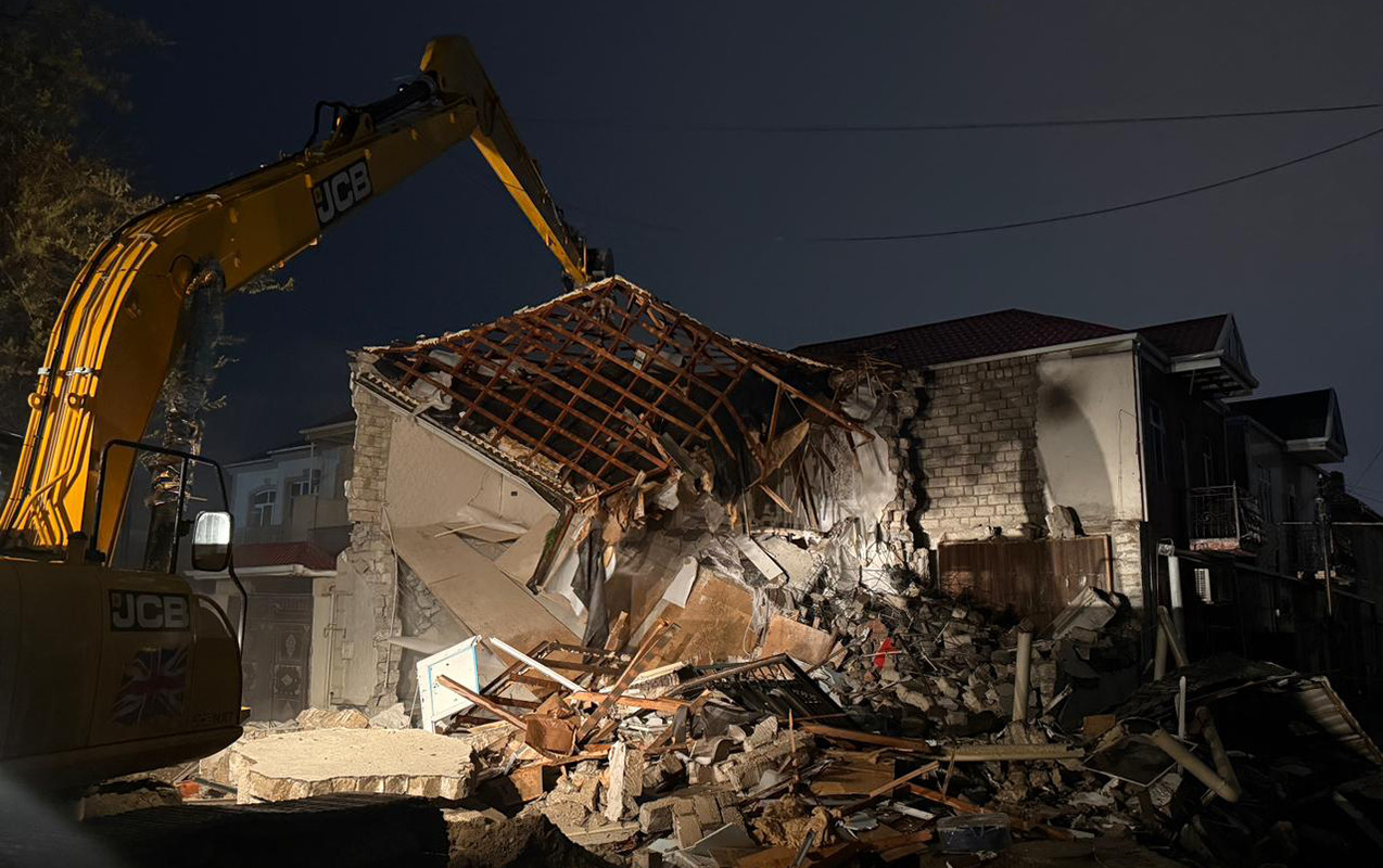 Keşlədə kollektorun üzərində tikilən ev sökülür - VİDEO