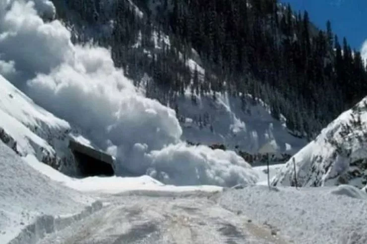 Toğanalı–Kəlbəcər–İstisu yolunda qar uçqunu - Hərəkət məhdudlaşdırıldı