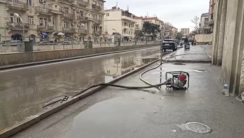 Bakıda yağış suları yoldan KƏNARLAŞDIRILDI - VİDEO