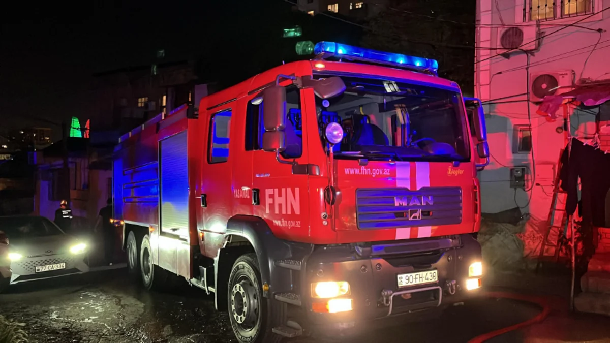 Hərbi Prokurorluğun qarşısında maşın yandı - FOTO