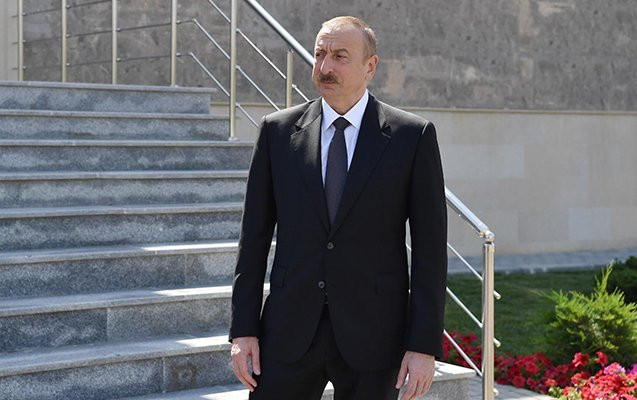 İlham Əliyev Tbilisidə Qəhrəmanlar Memorialını ziyarət etdi