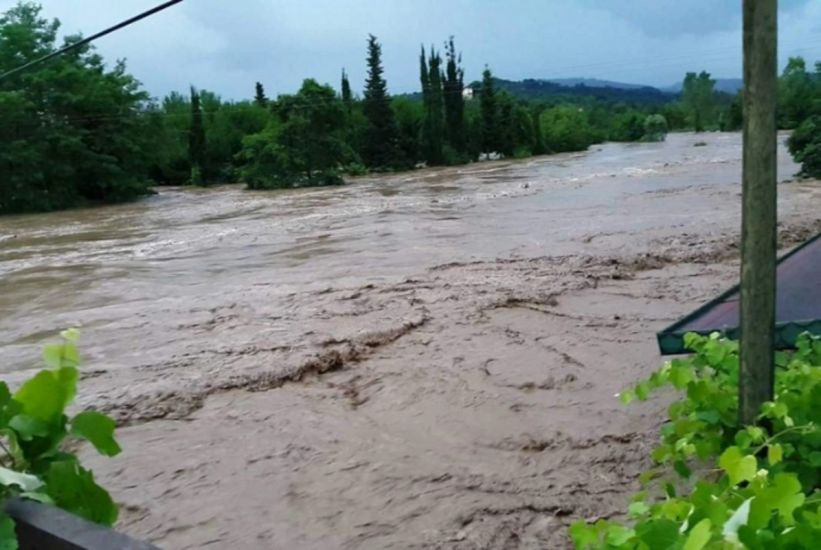 2 nəfəri sel aparacaqdı: Son anda xilas oldular - VİDEO