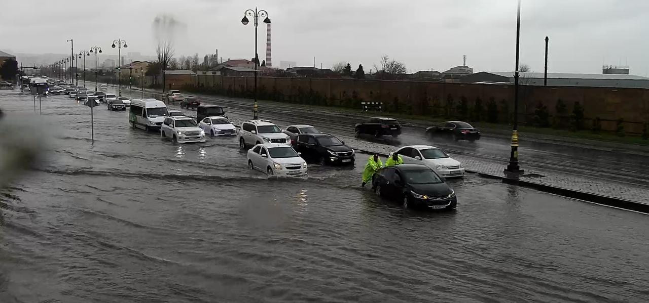 Yağış bu yollarda tıxac yaratdı - SİYAHI