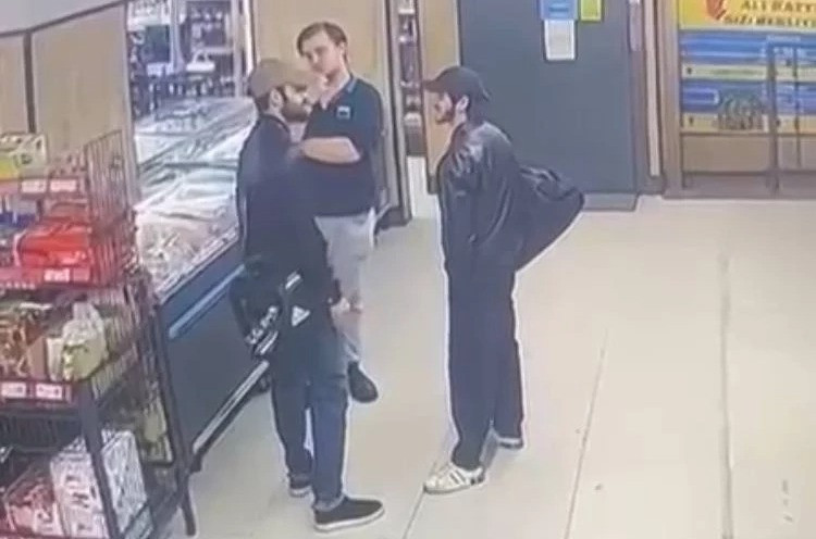Azərbaycanlı oğrular market işçisini tək yumruqla yerə sərdi - ANBAAN VİDEO